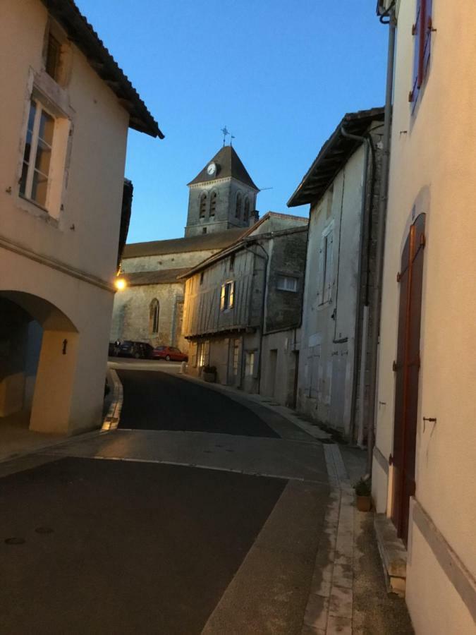 La Vieille Maison Rose Acomodação com café da manhã Nanteuil-en-Vallée Exterior foto