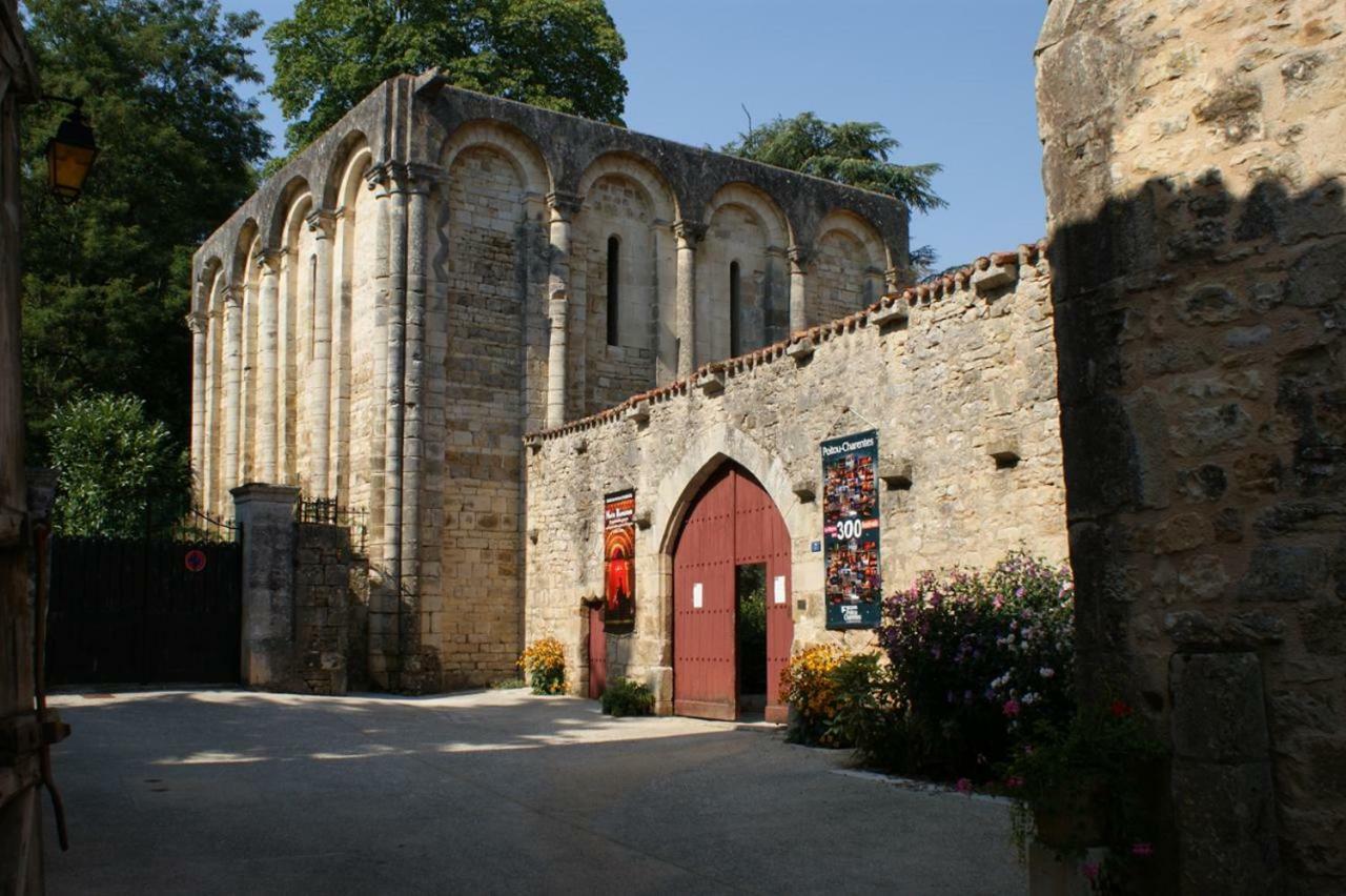 La Vieille Maison Rose Acomodação com café da manhã Nanteuil-en-Vallée Exterior foto